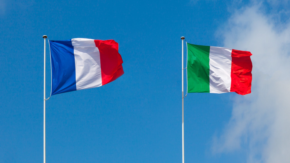 علما فرنسا وإيطاليا. (istockphoto)