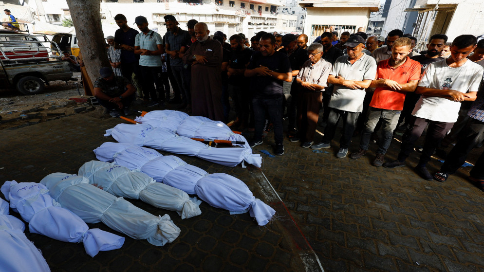 فلسطينيون خلال تشييع جنازة شهداء المساعدات الإنسانية في مستشفى الشفاء في مدينة غزة، 22 آب 2025. (رويترز)