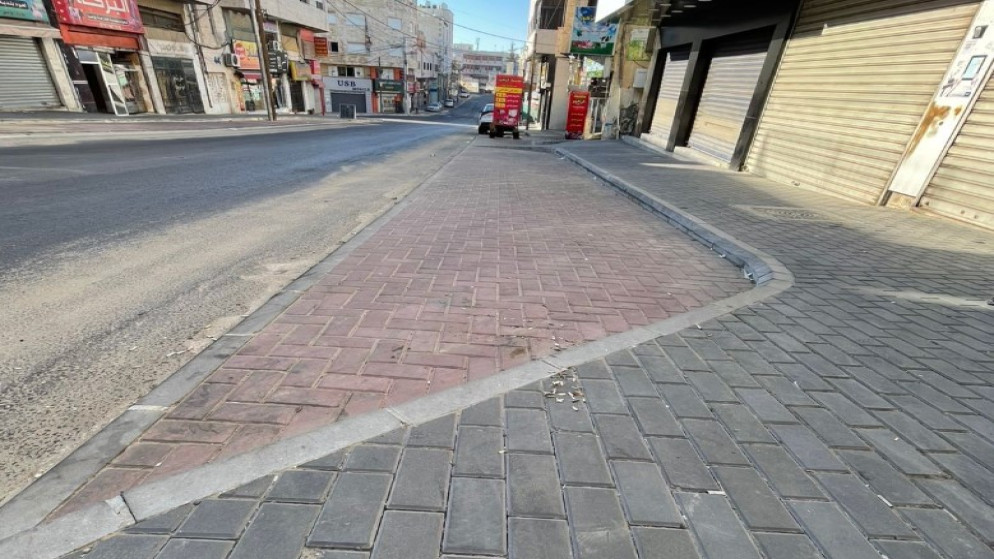 جانب من مبادرة لتأهيل الأرصفة في منطقة الجبيهة. (أمانة عمّان الكبرى)