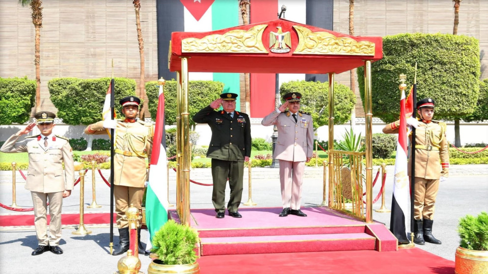 اللواء الركن الحنيطي خلال لقائه القائد العام للقوات المسلحة المصرية وزير الدفاع والإنتاج الحربي. (القوات المسلحة الأردنية)