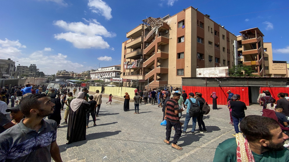 فلسطينيون يتجمعون خارج مستشفى ناصر في خان يونس جنوب قطاع غزة في 25 آب 2025، عقب غارات إسرائيلية. (أ ف ب)