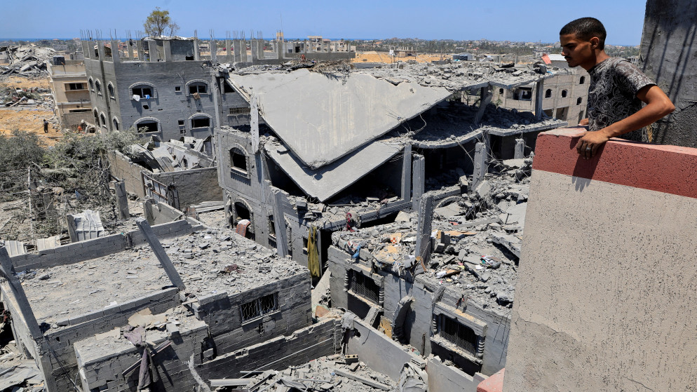 فلسطيني يتفقد الأضرار التي لحقت بالمنازل التي دمرت خلال عملية عسكرية إسرائيلية، في دير البلح، وسط قطاع غزة، 23 تموز 2025. (رويترز)