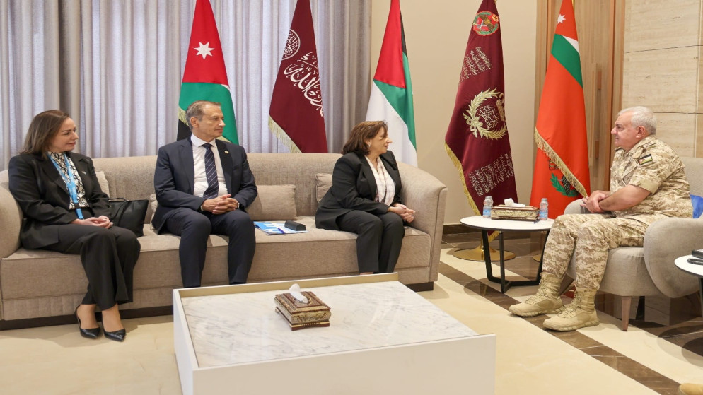 رئيس هيئة الأركان المشتركة اللواء يوسف الحنيطي خلال لقائه المديرة التنفيذية لهيئة الأمم المتحدة للمرأة.