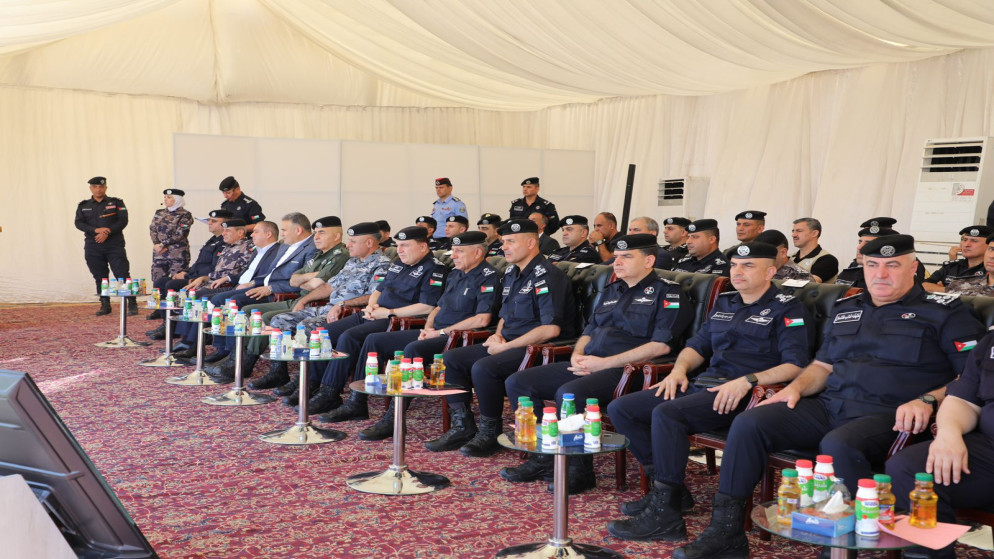 مدير الأمن العام اللواء عبيد الله المعايطة خلال متابعته فعاليات اليوم التدريبي "عين الصقر".