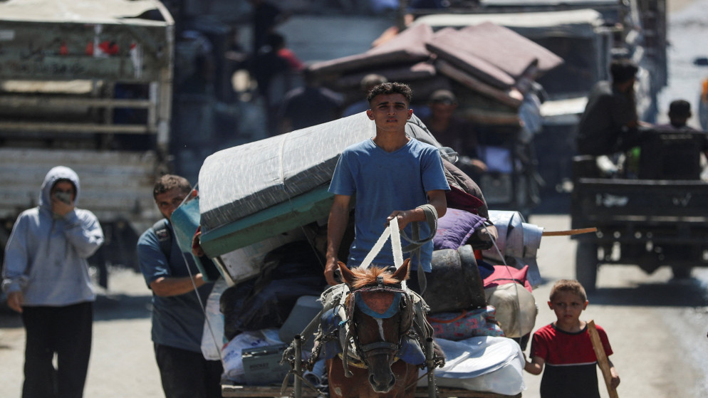 فلسطينيون نازحون يشقون طريقهم هربًا من العملية العسكرية الإسرائيلية في مدينة غزة، 22 آب 2025. (رويترز)