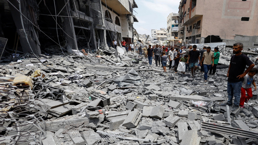 فلسطينيون يتفقدون موقع غارة إسرائيلية صباحية على منزل في مدينة غزة، 8 آب/ أغسطس 2025. (رويترز)