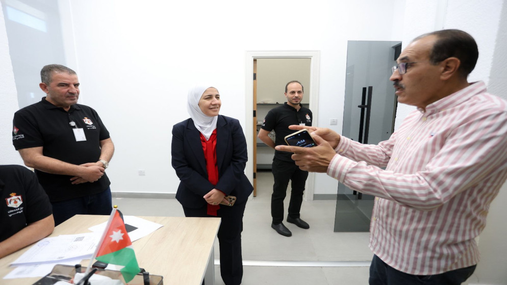 الأمينة العامة لوزارة الاقتصاد الرقمي والريادة سميرة الزعبي تتفقد مركزي الخدمات الحكومية الشاملة في الطفيلة والكرك.(وزارة الاقتصاد الرقمي والريادة)
