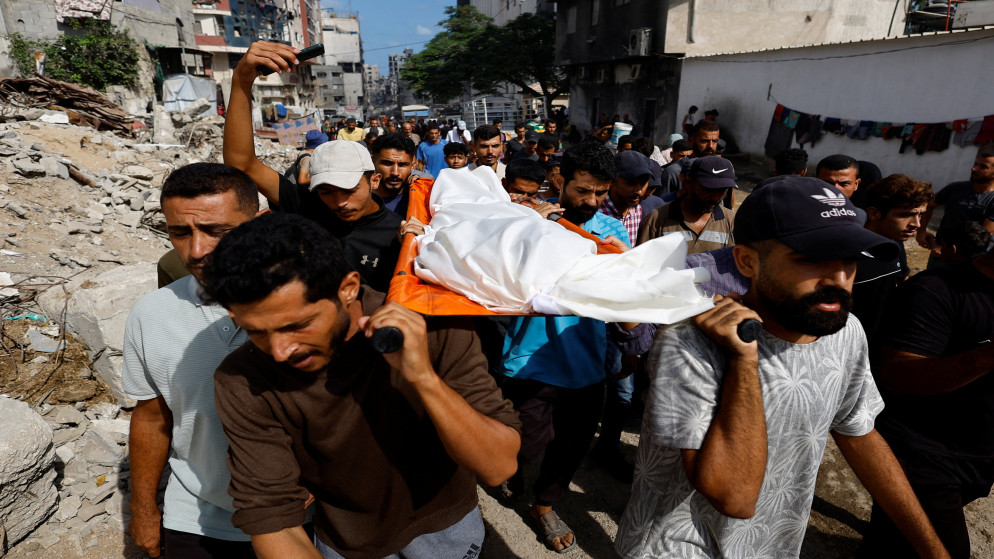 فلسطينيون يحملون جثمان شهيد خلال جنازته في مدينة غزة، 28 آب 2025. (رويترز)