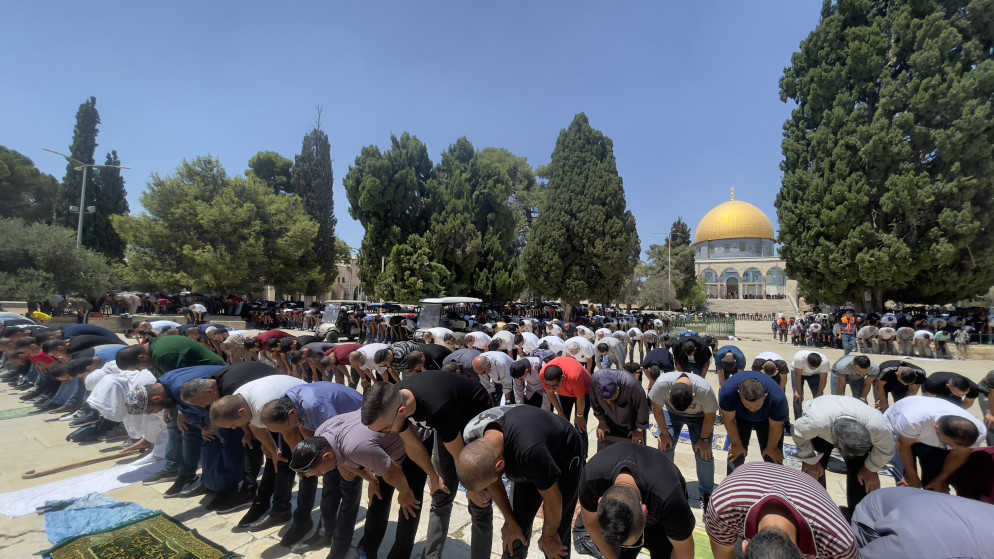 مصلون فلسطينيون يؤدون صلاة الجمعة داخل المسجد الأقصى. (وكالة الأنباء الفلسطينية "وفا")