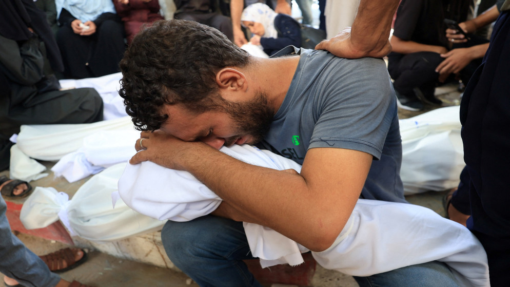 فلسطيني يبكي على طفل شهيد في مستشفى الشفاء في مدينة غزة. 29 آب 2025. (رويترز)