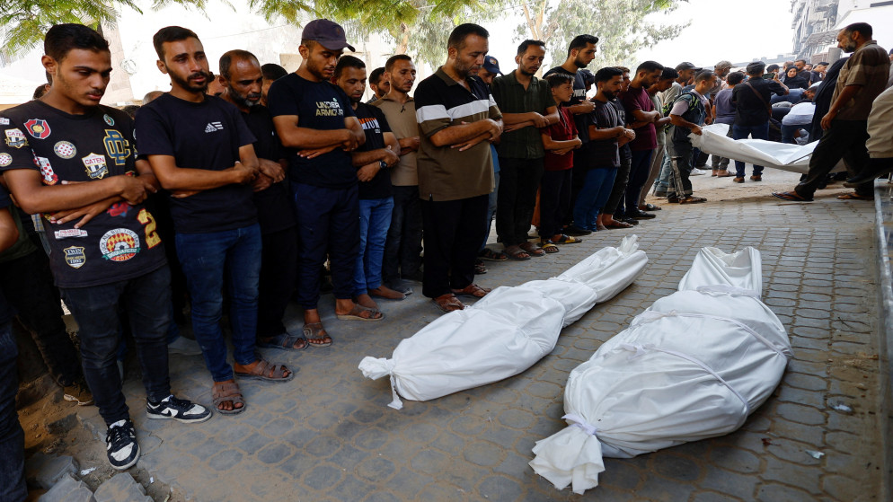 فلسطينيون يصلون الجنازة على جثامين شهداء في مستشفى الشفاء في مدينة غزة، 30 آب 2025. (رويترز).
