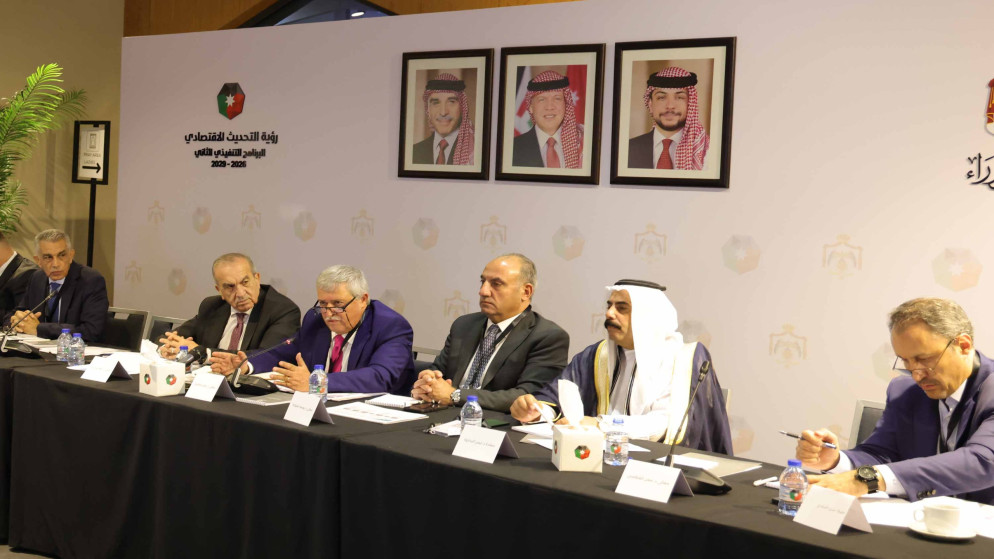 وزير النقل نضال القطامين خلال جلسة قطاع النقل والخدمات اللوجستية ضمن جلسات العمل القطاعية لإعداد البرنامج التنفيذي الثاني لرؤية التحديث الاقتصادي 2026- 2029 التي عقدت في رئاسة الوزراء. 30 آب 2025.