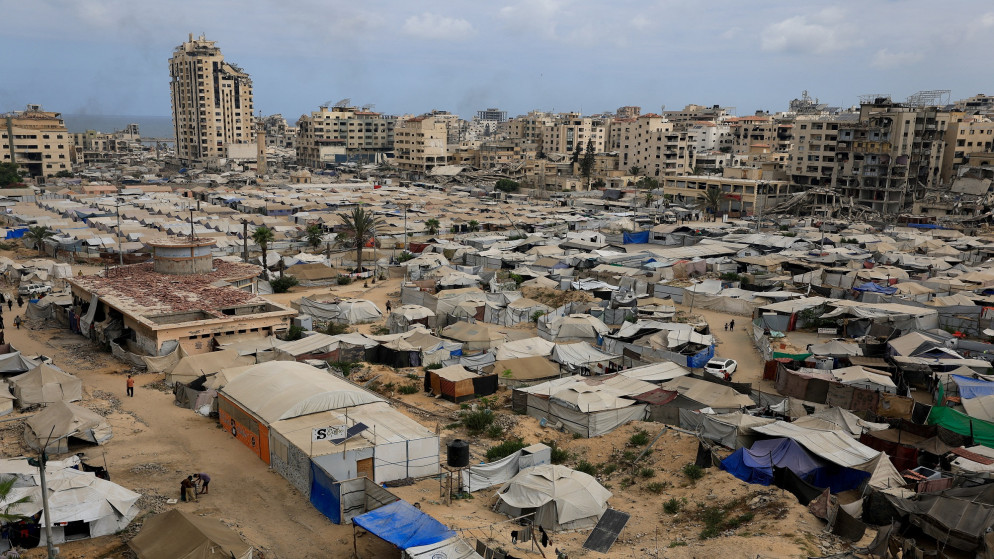 فلسطينيون نزحوا بسبب الهجوم الإسرائيلي، يلجأون إلى الخيام، وسط أزمة جوع، في مدينة غزة، 1 أغسطس/آب 2025. (رويترز)