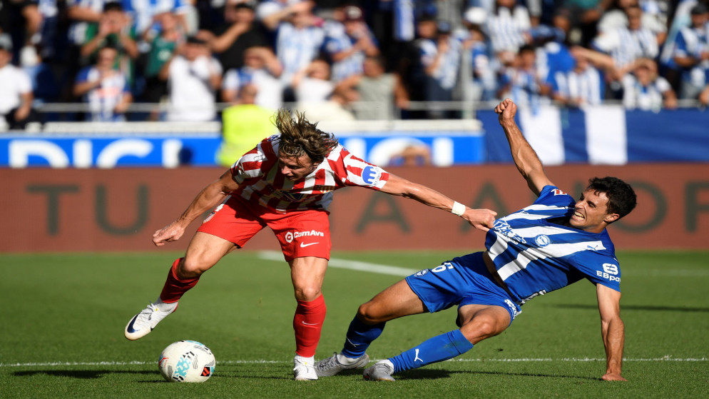 لاعب خط وسط أتلتيكو مدريد الإنجليزي كونور غالاغر  مع لاعب خط وسط ألافيس الإسباني أندير جيفارا خلال مباراة الدوري الإسباني لكرة القدم بين ديبورتيفو ألافيس ونادي أتلتيكو مدريد في ملعب مينديزوروزا في فيتوريا .30 آب 2025. (أ ف ب)
