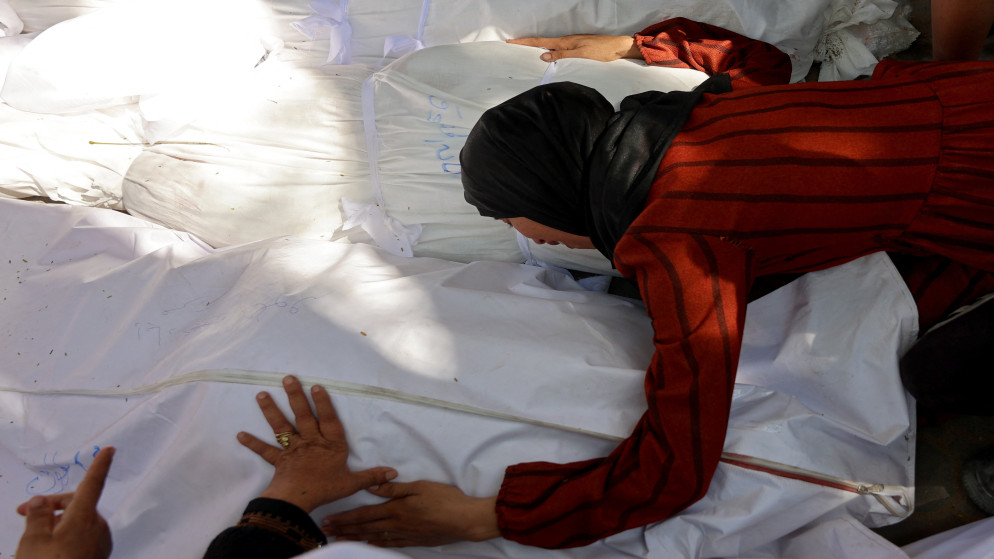 شهداء بغارة إسرائيلية على مخبز مؤقت مُقام في خيمة بشارع النصر بمدينة غزة، 30 آب 2025. (أ ف ب)