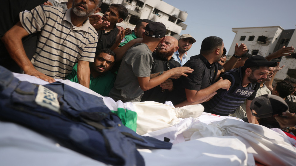 الصلاة على صحفيين ومسعفين استشهدوا بغارة إسرائيلية ليلية، خارج مستشفى الشفاء في مدينة غزة، 11 آب 2025. (أ ف ب)