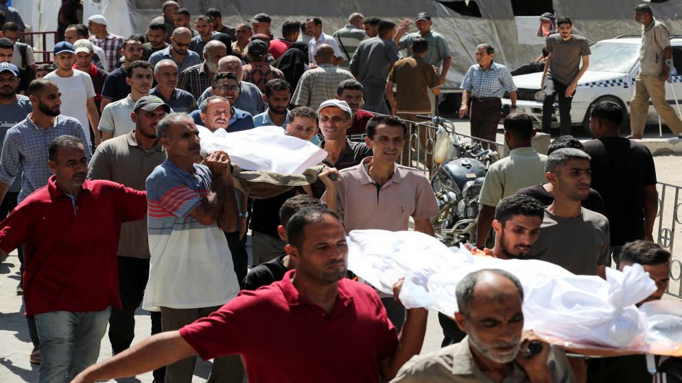 فلسطينيون يحملون جثامين شهداء في مستشفى الأهلي العربي في مدينة غزة، 1 أيلول 2025. (رويترز)