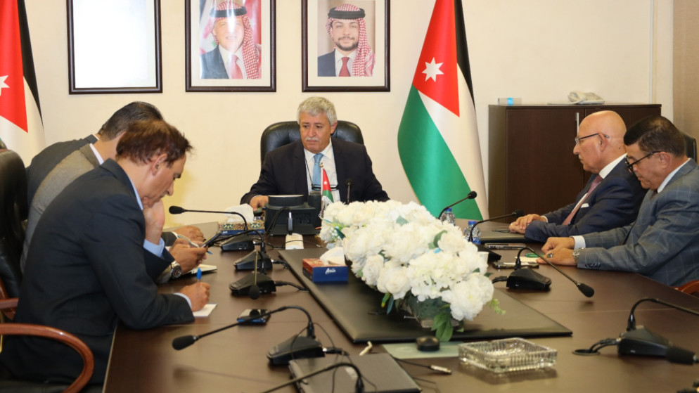وزير النقل نضال القطامين خلال لقاءاته مع قطاعات النقل واللوجستية يؤكد أولوية تشغيل العمالة الأردنية وتمكينها. (وزارة النقل)