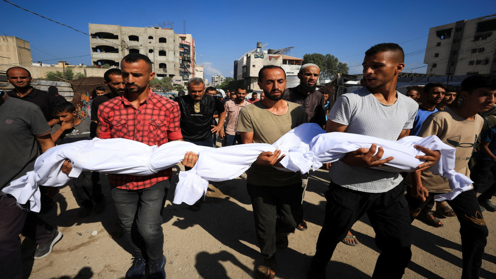 فلسطينيون يحملون جثامين شهداء خارج مستشفى الشفاء في مدينة غزة، 2 أيلول 2025. (رويترز)