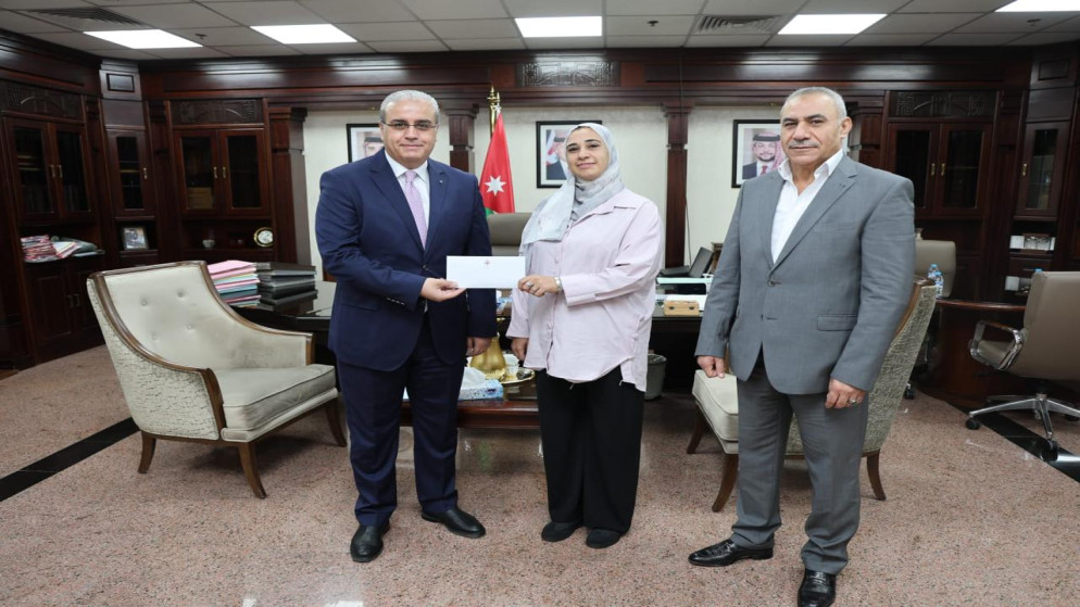 وزير الصحة إبراهيم البدور خلال تكريمه العاملة هبة محمد خليل.