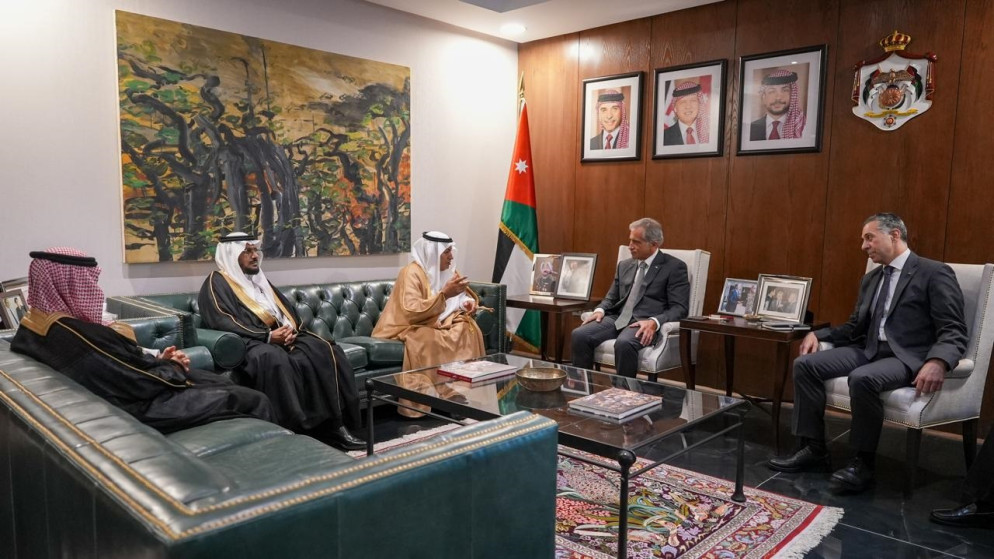 رئيس الوزراء جعفر حسان يستقبل رئيس اتحاد الغرف التجارية السعودية حسن بن معجب الحويزي. (رئاسة الوزراء)