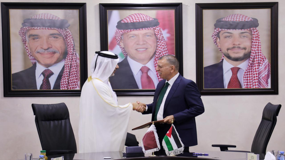 وزير الداخلية مازن الفراية مع وزير الدولة للشؤون الداخلية القطري، الشيخ عبد العزيز بن فيصل بن محمد آل ثاني