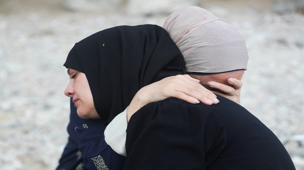 نساء في غزة مكلومات على فقد أقربائهن. (رويترز)