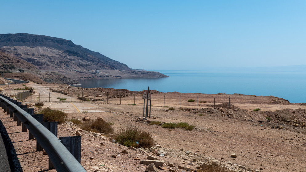 منظر البحر الميت من جانب الطريق في صيف عمّان.(istockphoto)