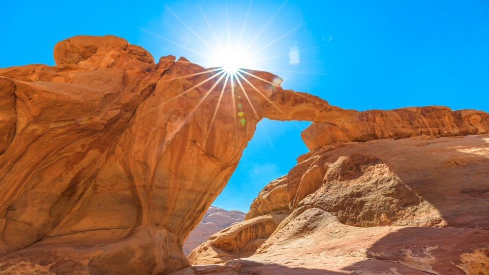 جسر صخري في صحراء وادي رم جنوبي الأردن. (istockphoto)