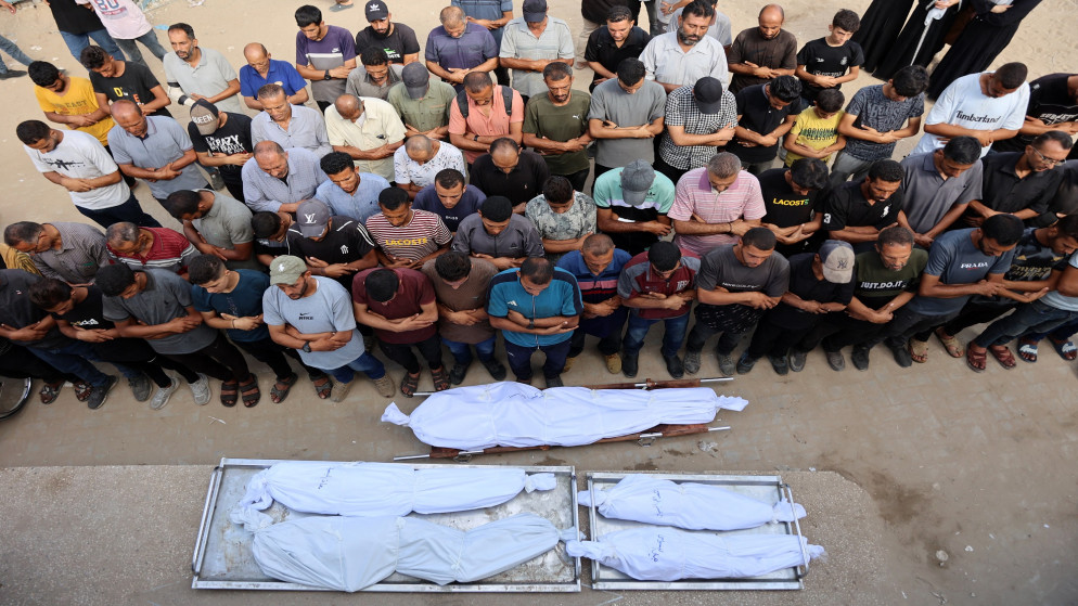 جثامين شهداء ارتقوا إثر الغارات الإسرائيلية على مدينة غزة فجرًا، في مستشفى الشفاء، .4 أيلول/ سبتمبر 2025. (أ ف ب)
