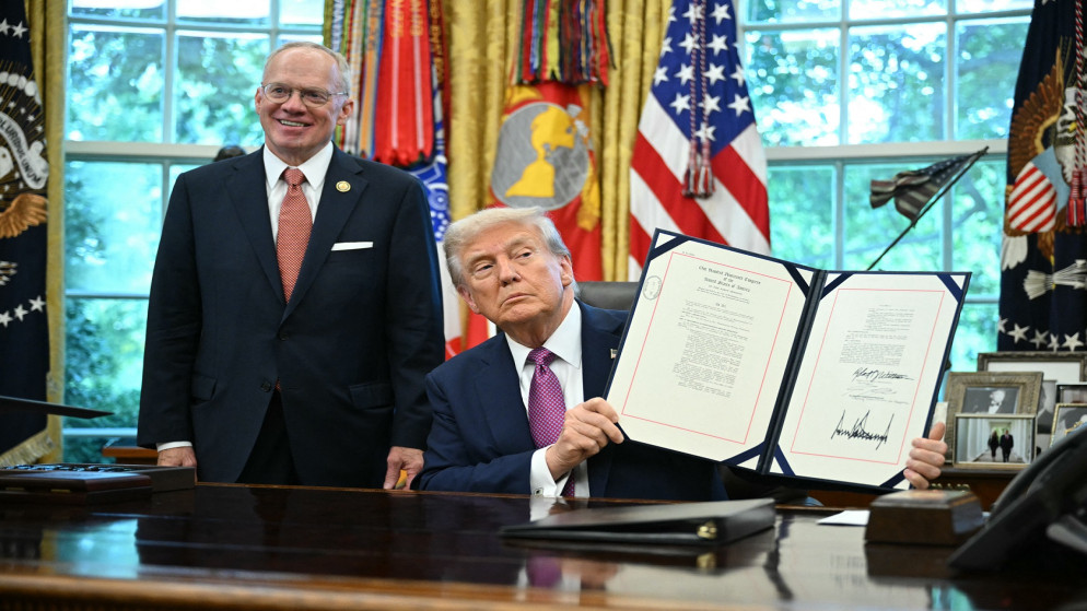 الرئيس الأمريكي دونالد ترامب يعرض أمرًا تنفيذيًا موقعًا بإعادة تسمية وزارة الدفاع إلى وزارة الحرب. (أ ف ب)