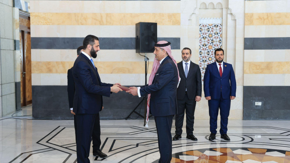 السفير سفيان القضاة يقدم أوراق اعتماده إلى الرئيس السوري أحمد الشرع سفيرا مفوّضا وفوق العادة معتمدا ومقيما للأردن لدى سوريا.