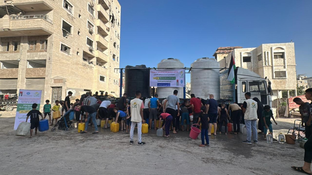 الهيئة الخيرية الهاشمية ولجنة المناصرة تنفذان حملة لسقيا الماء في شمال غزة وجنوبها.