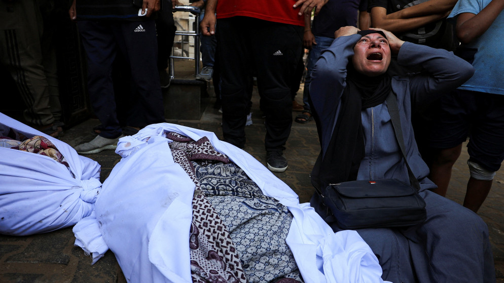 امرأة فلسطينية تصرخ خلال جنازة شهداء في مستشفى الشفاء في مدينة غزة، 6 أيلول 2025. (رويترز)