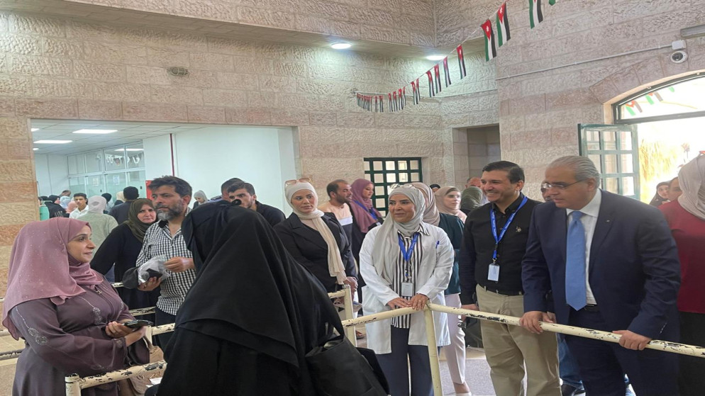 وزير الصحة إبراهيم البدور خلال تفقده مستشفى جميل التوتنجي الحكومي.