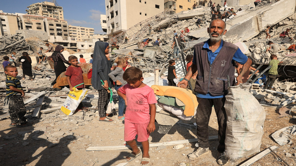 فلسطينيون يتفقدون موقع غارة جوية إسرائيلية دمرت مبنى سكنيًا في مدينة غزة، 6 أيلول 2025. (رويترز)