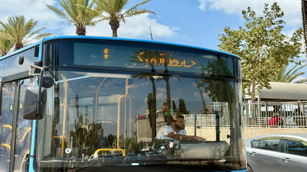 صورة إحدى الحافلات العاملة في المدينة القدس المحتلة وتظهر تغيير اسم حائط البراق عليها إلى "حائط المبكى". (محافظة القدس)