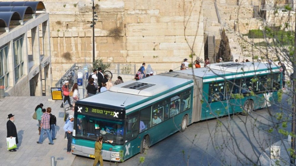 صورة إحدى الحافلات العاملة في المدينة القدس المحتلة وتظهر تغيير اسم حائط البراق عليها إلى "حائط المبكى" أمام حائط البراق. (محافظة القدس)