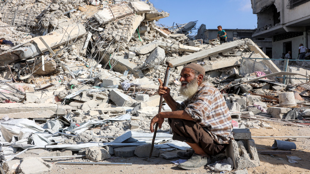 مسن فلسطيني يجلس على أنقاض المأساة في غزة. (أ ف ب)