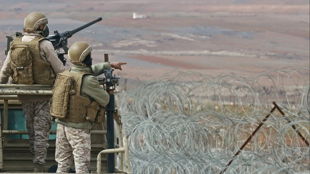 صورة أرشيفية لجنديين يراقبان الحدود. (القوات المسلحة الأردنية)