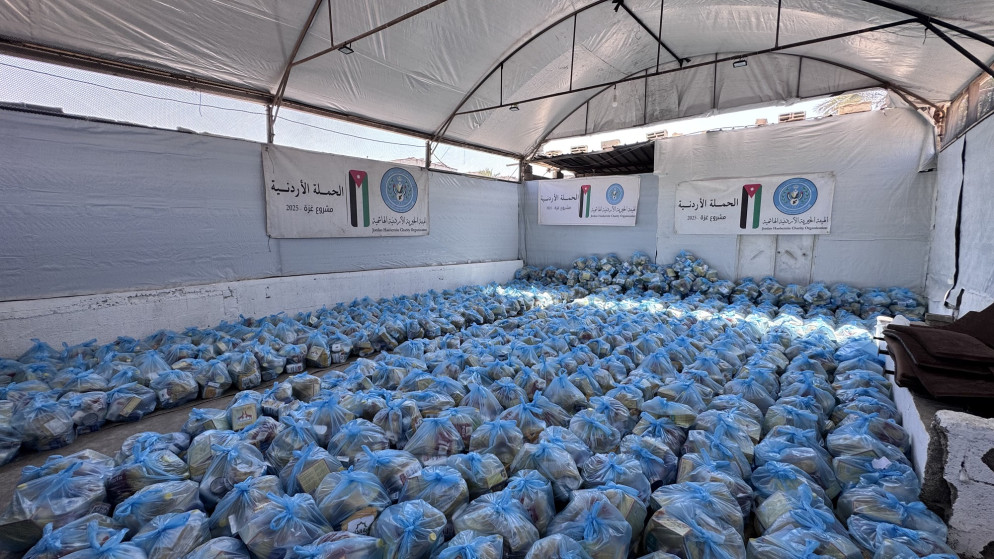 الحملة الأردنية والهيئة الخيرية الأردنية الهاشمية توزّعان 700 طرد غذائي استجابةً لمناشدات نازحين في غزة