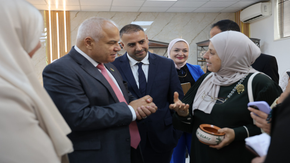 وزير العمل خالد البكار في معهد تدريب مهني السلط. (وزارة العمل)