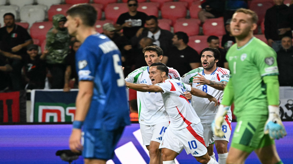 لاعبو المنتخب الإيطالي يحتفلون بالفوز على إسرائيل، 8 أيلول 2025. (أ ف ب)