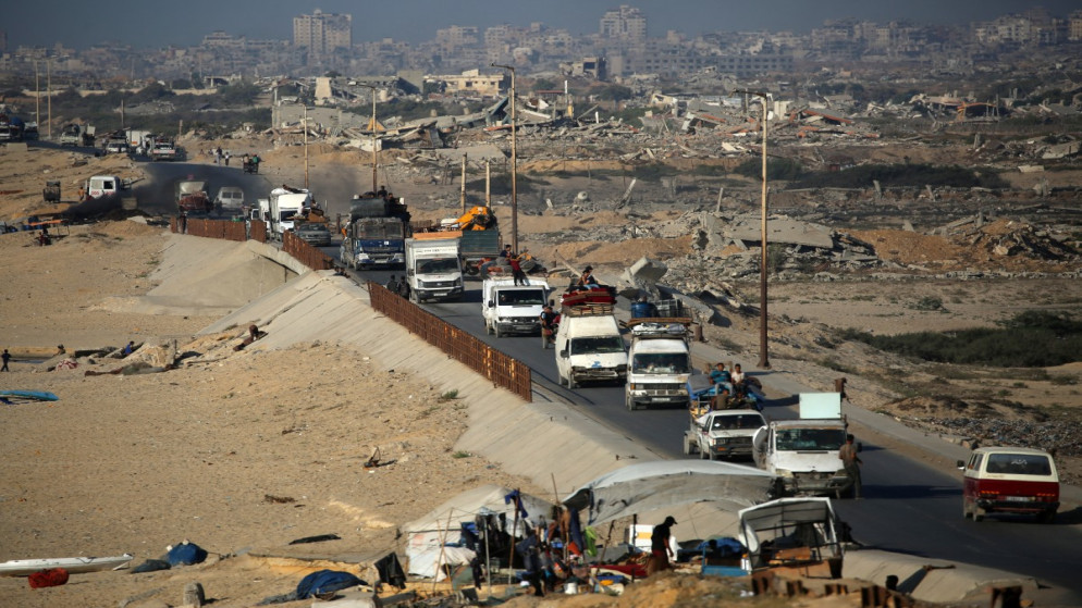 مركبات تنقل فلسطينيين نازحين جنوبا تسير على طول الطريق الساحلي قرب مخيم النصيرات وسط قطاع غزة. 5 أيلول 2025. (أ ف ب)