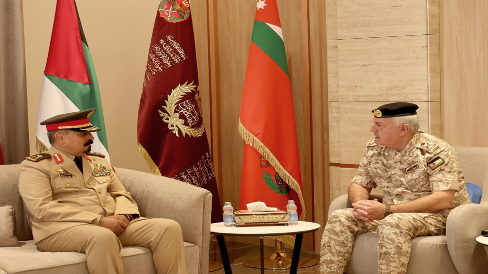 رئيس هيئة الأركان المشتركة اللواء الركن يوسف أحمد الحنيطي يلتقي بالأمين العام للتحالف الإسلامي العسكري لمحاربة الإرهاب اللواء الطيار الركن محمد بن سعيد المغيدي. (القوات المسلحة)