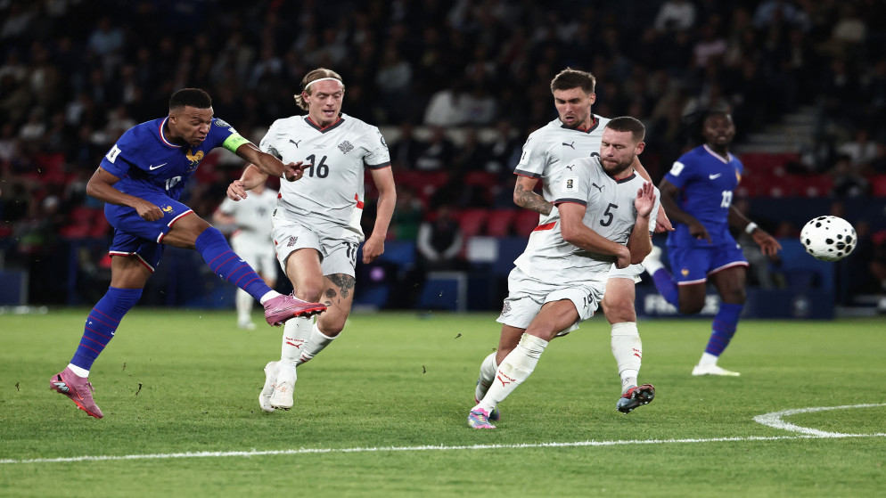 كيليان مبابي مهاجم منتخب فرنسا يركل الكرة خلال مباراة كرة القدم ضمن تصفيات كأس العالم 2026 الأوروبية بين فرنسا وأيسلندا، 9 أيلول 2025. (أ ف ب)