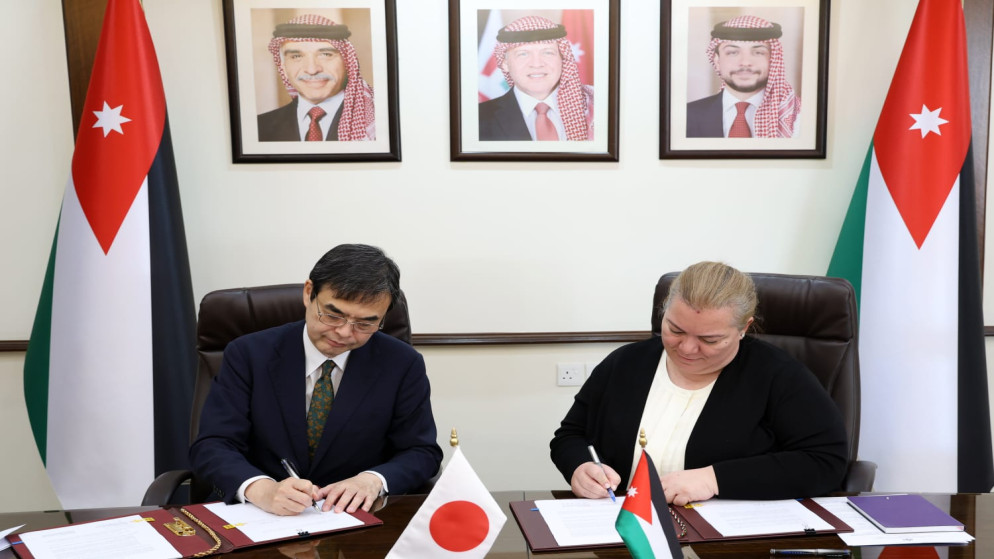 وزيرة التخطيط والتعاون الدولي زينة طوقان توقع مذكرة تفاهم مع السفير الياباني لدى المملكة، هيديكي أساري لدعم المرحلة الرابعة من مشروع تعزيز أمن الحدود. (وزارة التخطيط)