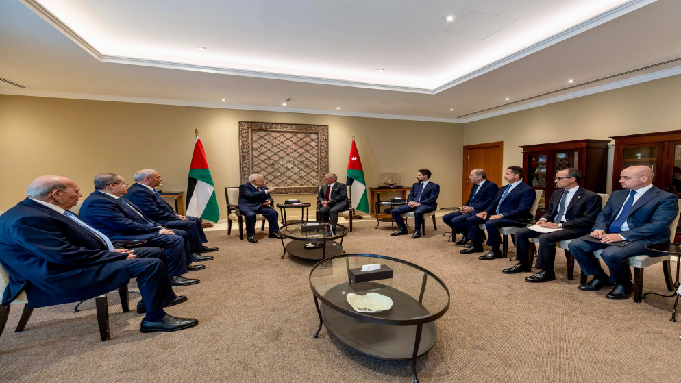 جلالة الملك عبدالله الثاني لدى استقباله الرئيس الفلسطيني محمود عباس