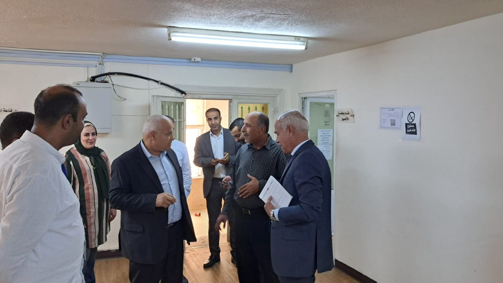 وزير العمل خالد البكار يتفقد عددا من مديريات العمل في العاصمة عمّان. (وزارة العمل)