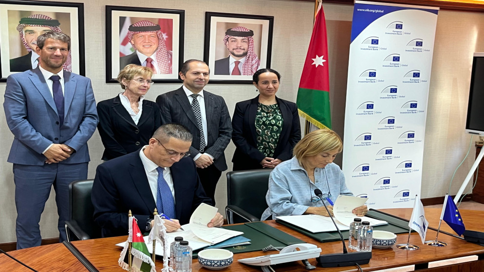 جانب من توقيع الاتفاقية بين البنك المركزي الأردني والبنك الأوروبي للاستثمار.